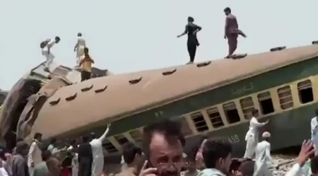 مصرع 22 شخص بحادث قطار في باكستان